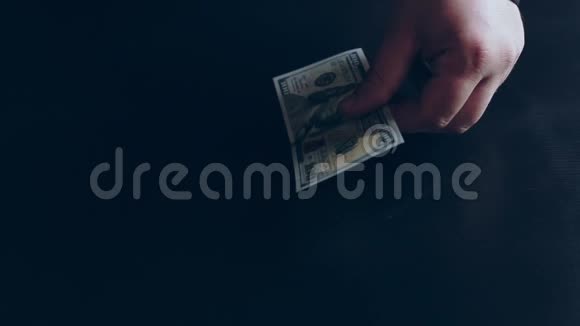 黑色背景下的美元钞票财务视频的预览图