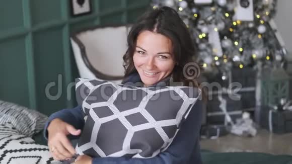 一个年轻的女人在圣诞节的室内睡觉一个家庭的节日的室内视频的预览图