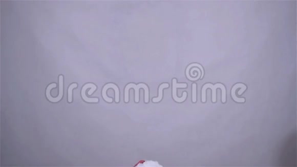 可爱的帅哥戴着圣诞帽享受雪慢动作视频的预览图