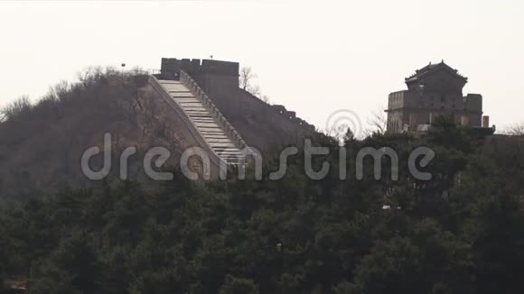当人们走上前去时中国的长城遥望远方视频的预览图