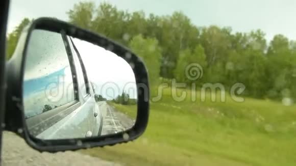 雨天农村汽车驾驶侧视镜反射视频的预览图