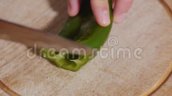 男人手开始用大锯齿刀切甜椒片视频的预览图