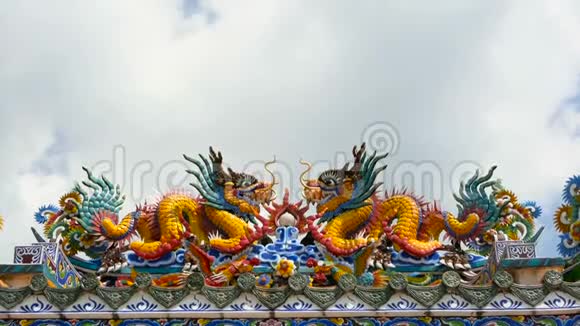 宗教色彩斑斓的龙雕中国传统装饰有装饰品的神宫视频的预览图