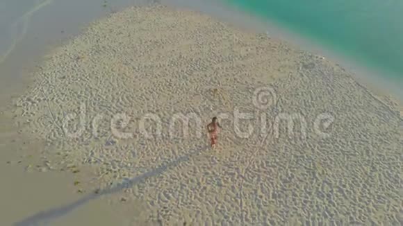 菲律宾热带岛屿白沙上独身女子的影像鸟瞰图视频的预览图