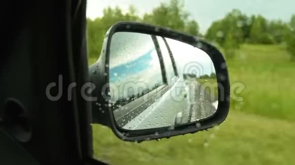 雨天农村汽车驾驶侧镜观察视频的预览图