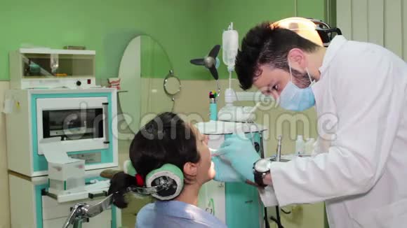 在牙科诊所修复牙齿视频的预览图