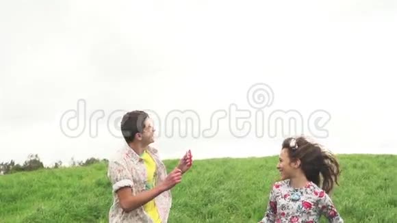 少年男女玩飞风筝视频的预览图