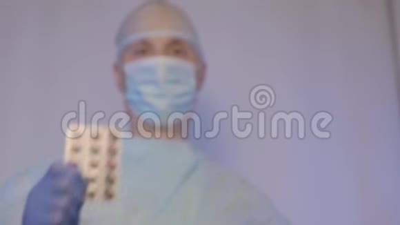 一位外科医生展示了包裹中需要在手术后给病人服用的药片视频的预览图