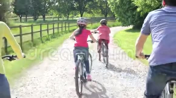 西班牙裔家庭在乡村骑自行车视频的预览图