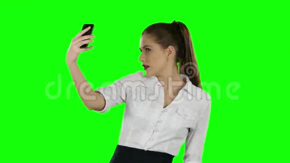 女商人带电话的照片绿色屏幕视频的预览图