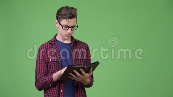 年轻英俊的少年书呆子男孩在学习视频的预览图