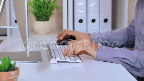 关闭白色键盘上的男性打字视频的预览图