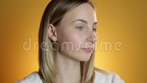 将奶油涂于面部护肤概念的美女特写肖像视频的预览图