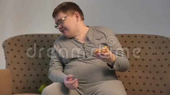 孤独的胖子在吃汉堡包4UHDK视频的预览图