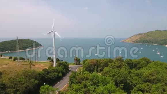 普吉纳哈恩海滩附近的风车风力发电站高清空中无人机起飞慢镜头视频的预览图