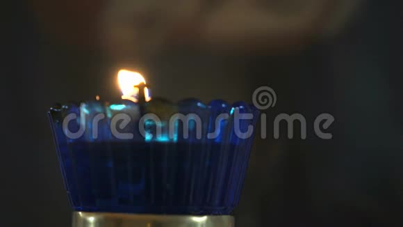 教堂的油灯和寺庙里燃烧的蜡烛视频的预览图