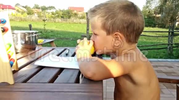 小男孩在外面吃苹果做作业视频的预览图