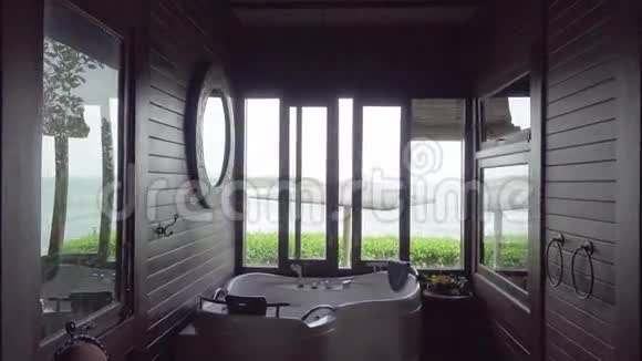 印度尼西亚巴厘岛海边的按摩浴缸浴室视频的预览图