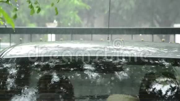 停车场的车顶上有大雨和水溅视频的预览图