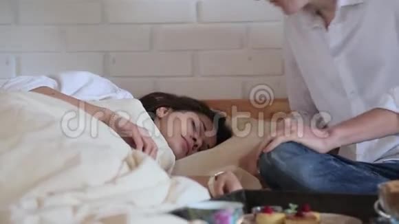 男人亲吻一个熟睡的女孩她醒来视频的预览图