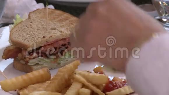 小酒馆的俱乐部三明治4分之4视频的预览图
