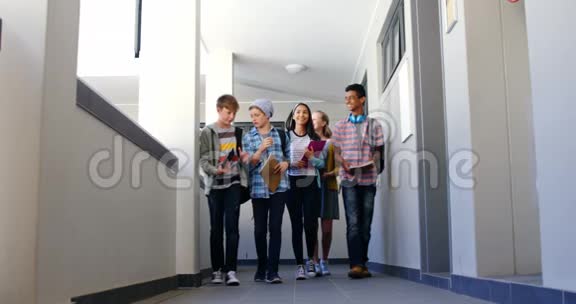 一群同学在走廊里散步视频的预览图