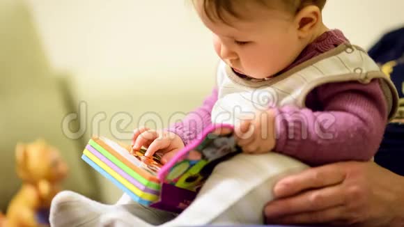 小女孩在读儿童读物视频的预览图