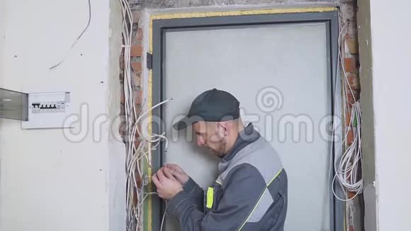 一名电工在工作铺设电线电缆视频的预览图