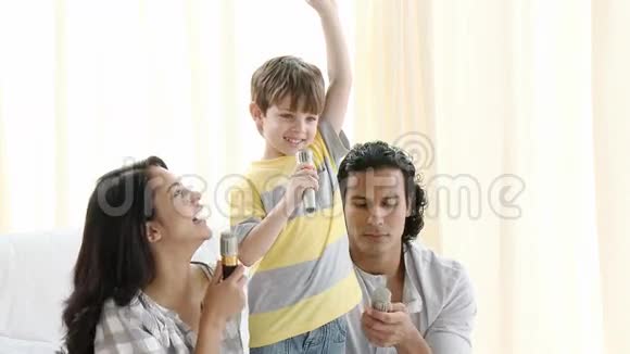 父母和儿子在家唱歌视频的预览图