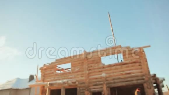 建造木屋冬季建筑工地加拿大角砌体加拿大风格木制房子视频的预览图