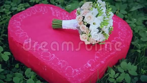 红心上的婚礼花束视频的预览图