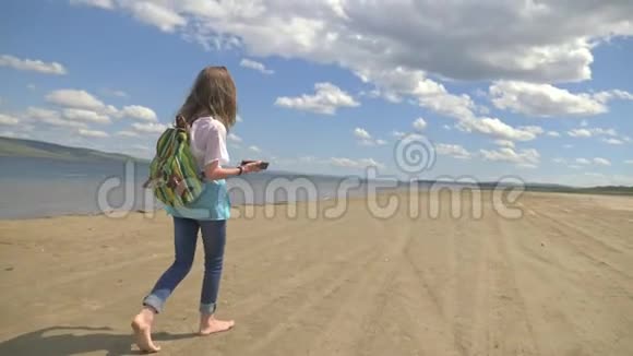 少年在沙滩上蹦蹦跳跳听音乐视频的预览图