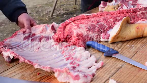 手切猪肉新鲜屠宰猪猪屠宰节视频的预览图