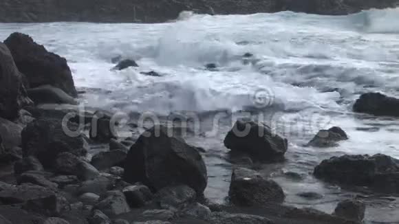 水击打岸上的小岩石视频的预览图