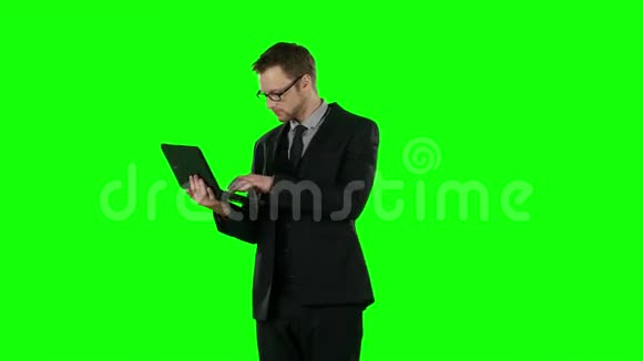 商人用电脑做网上购物绿色屏幕视频的预览图