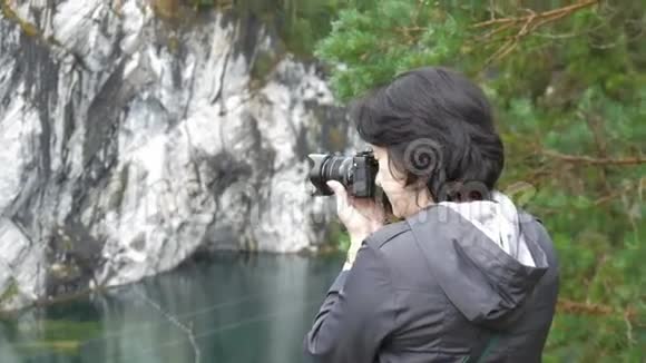 一位女士拍摄了卡雷利亚美丽的风景视频的预览图