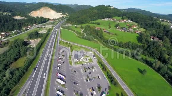 高速公路旁加油站附近的大停车场视频的预览图