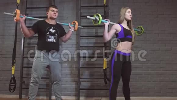 运动健身生活方式和人的概念在健身房锻炼杠铃的男人和女人视频的预览图