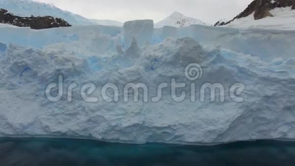 近水的冰川雪壁安德列夫视频的预览图
