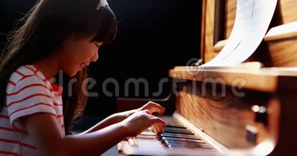 女学生学钢琴音乐4k班视频的预览图