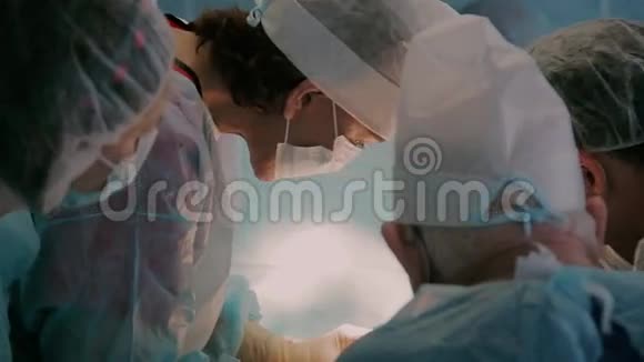 在医院进行手术过程中的医疗队的密切配合视频的预览图