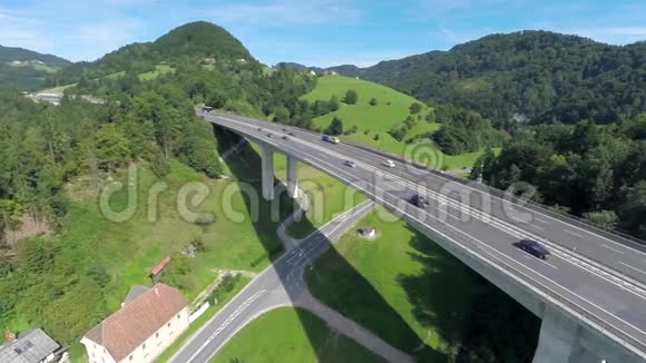 桥下公路和高速公路的大桥视频的预览图