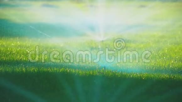 洒水车在房子附近洒下一片绿色的草坪浇草喷头生活方式视频的预览图