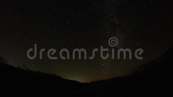从山谷上空的夜空中视频的预览图