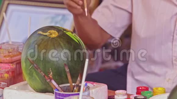 越南TET市场用刷子油漆西瓜视频的预览图
