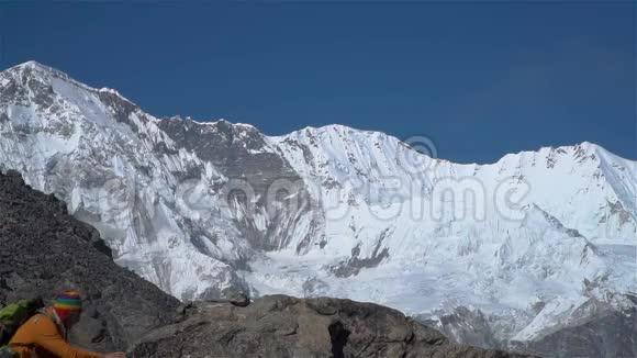 游客爬上喜马拉雅山的悬崖视频的预览图