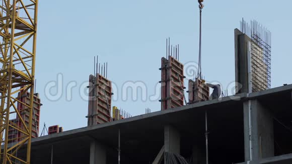 建筑工人安装混凝土墙住房建筑工业安全视频的预览图