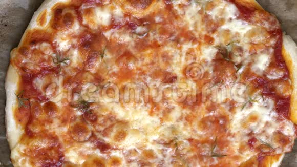 热素食披萨用迷迭香煮奶酪和沙司视频的预览图