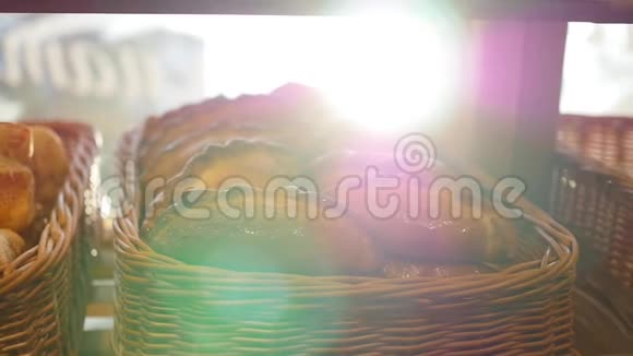在商店里的橱窗里一篮子新鲜糕点阳光透过糕点照射视频的预览图