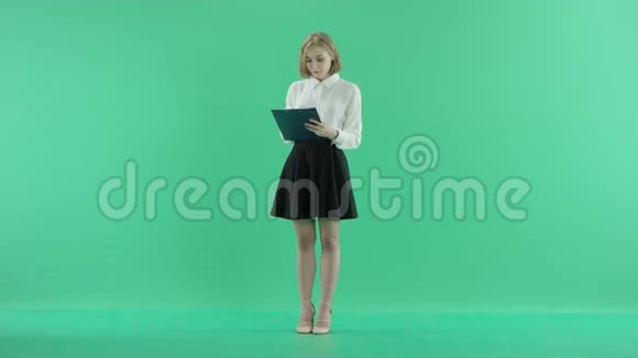 女人在剪贴板上写东西视频的预览图